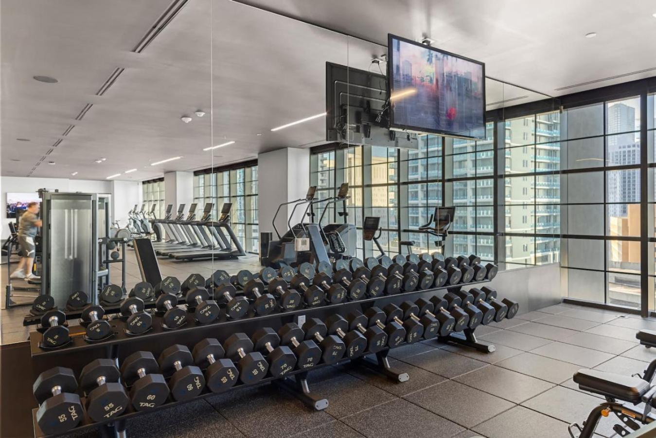 3610 Calm Blue W Balcony View Pool And Gym